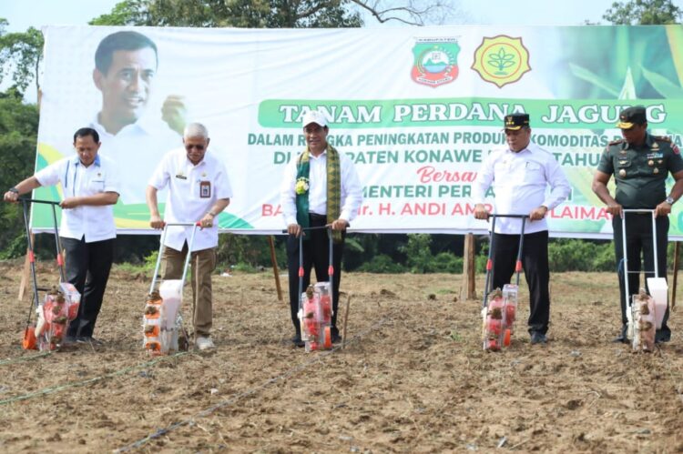 Mentan Amran Sulaiman saat melakukan penanaman jagung