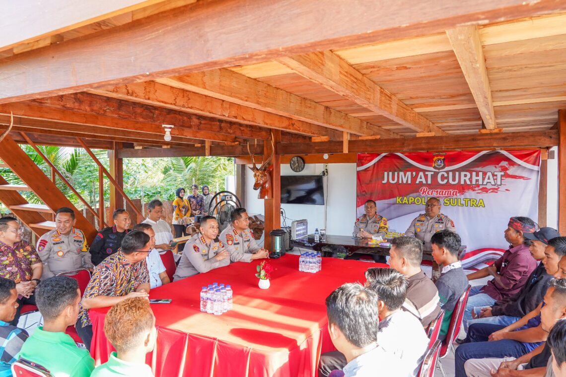Kapolda Sultra Laksanakan Jumat Curhat di Desa Alebo, Peternak Ayam Beri Apresiasi 10 Polda Sultra saat melaksanakan Jumat Curhat di Desa Alebo, Konda
