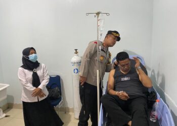 Personel Polisi saat dirawat di RS Konawe akibat luka bakar di wajahnya