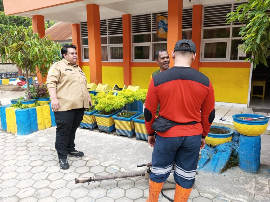 Ketua FPRB Sultra, Yudhianto Mahardika saat menyaksikan langsung proses Fogging