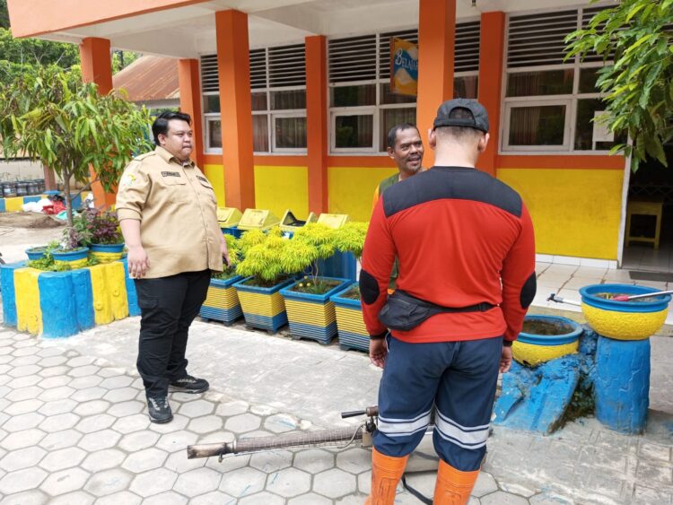 Ketua FPRB Sultra, Yudhianto Mahardika saat menyaksikan langsung proses Fogging