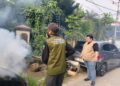 Ketua FPRB, Yudianto Mahardika saat menyaksikan langsung proses fogging di BTN I