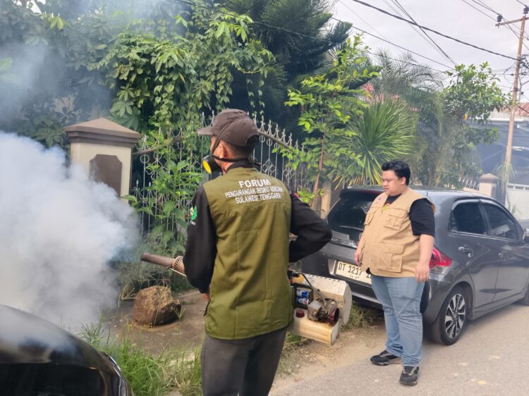 Ketua FPRB, Yudianto Mahardika saat menyaksikan langsung proses fogging di BTN I