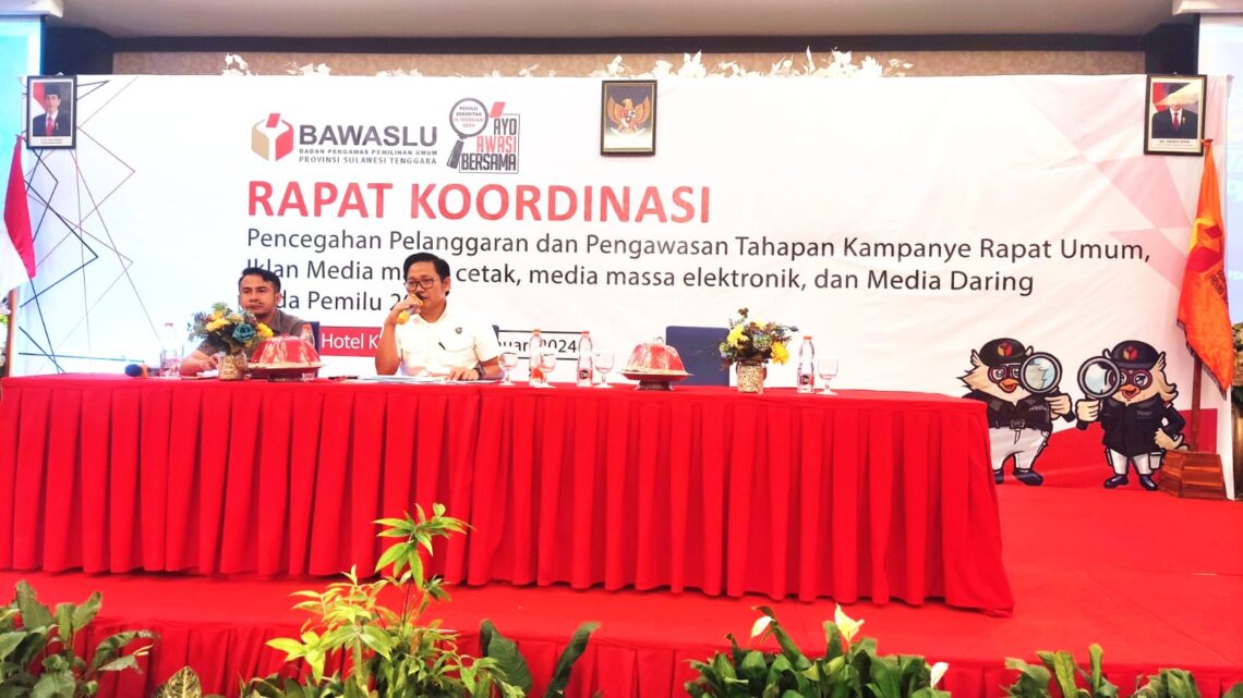 Polda Sultra Beri Pemahaman Tren Kejahatan Siber Pada Pemilu, Serta Penanganannya 10 Subdit V Tipidsiber Dit Reskrimsus Polda Sultra, saat memberikan materi