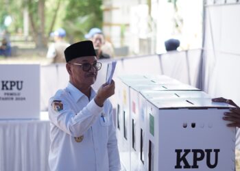 Bupati Konsel H. Surunuddin Dangga saat melaksanakan simulasi pemungutan suara