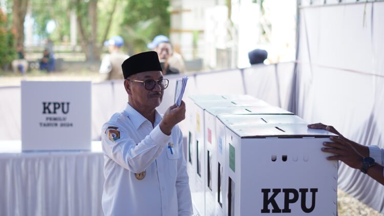 Bupati Konsel H. Surunuddin Dangga saat melaksanakan simulasi pemungutan suara