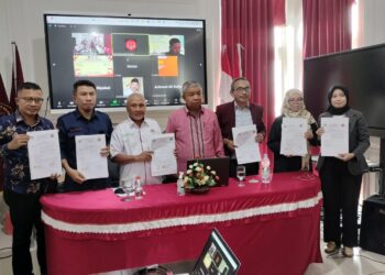 Foto bersama Rektor Unsultra, Prof Andi Bahrun dan Ketua Aspekpir Sultra, Ir. Achmad AS usai melakukan MoU dan MoA di ruang rapat Rektorat