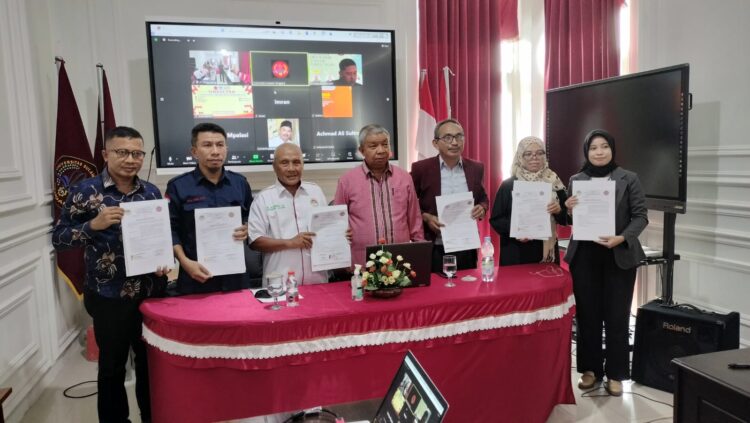 Foto bersama Rektor Unsultra, Prof Andi Bahrun dan Ketua Aspekpir Sultra, Ir. Achmad AS usai melakukan MoU dan MoA di ruang rapat Rektorat