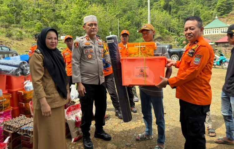 Kapolres Konut saat menyerahkan bantuan kepada korban puting beliung