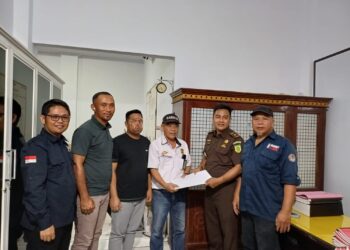 Gakkum KLHK saat melimpahkan Tahap II Tersangka Direktur PT AG dan barang bukti ke JPU