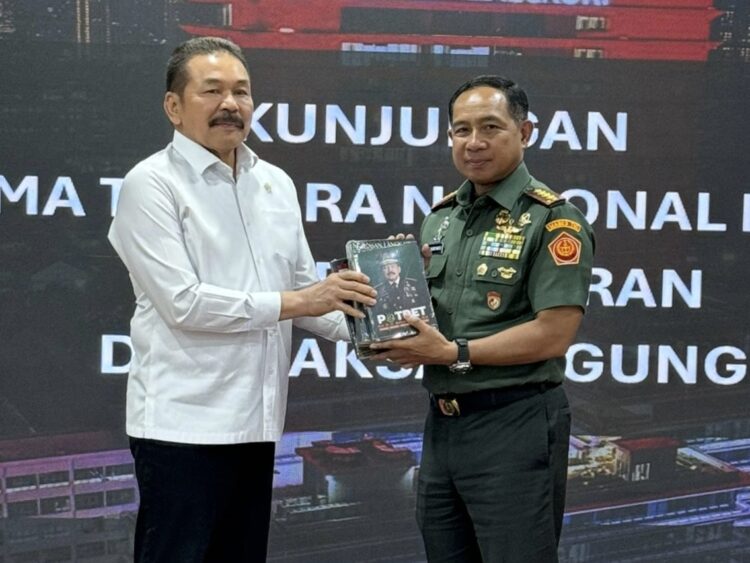 Jaksa Agung, ST Burhanuddin beserta jajaran saat melaksanakan silaturahmi dengan Panglima TNI, Jenderal TNI Agus Subiyanto dalam rangka penguatan kelembagaan