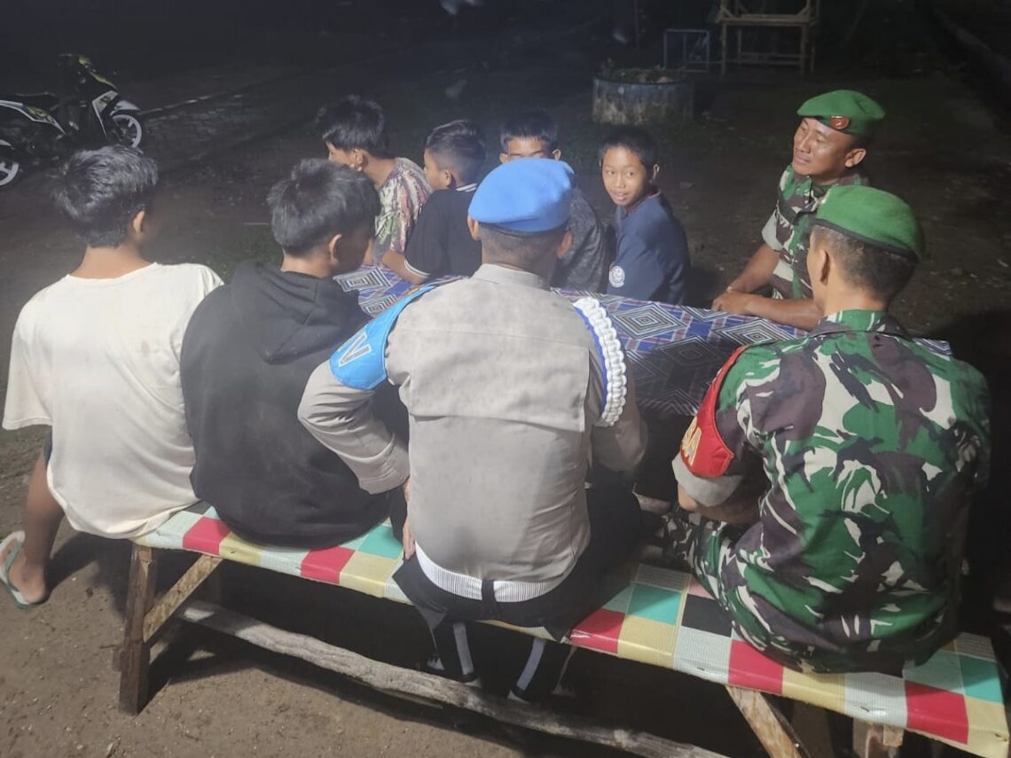 Personil gabungan saat memberikan himbauan kepada muda mudi di Kecamatan Moramo