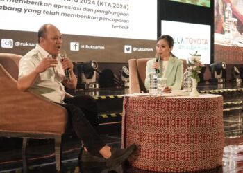 Bupati Ruksamin saat jadi pembicara pada Talk Show Kalla Toyota Award 2024