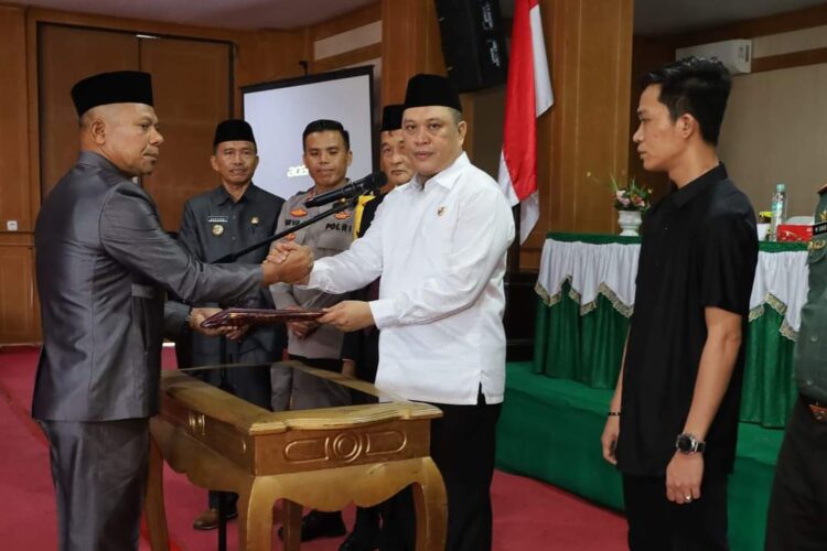 Bupati Konut Ruksamin, usai menetapkan Raperda PDRD menjadi Perda