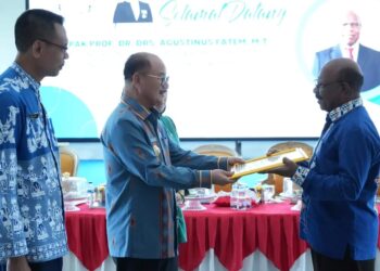 Komisioner KASN RI saat memberikan piagam penghargaan kepada Bupati Konsel, H Surunuddin Dangga, Foto : Prokompim