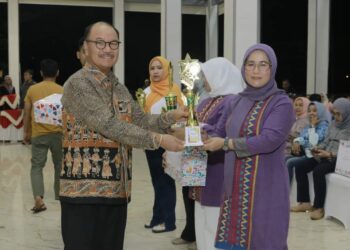 Bupati Konsel Surunuddin Dangga usai menutup Jambore PKK dan menyerahkan hadiah juara lomba, Foto : Prokompim