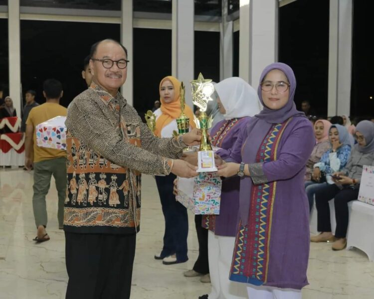 Bupati Konsel Surunuddin Dangga usai menutup Jambore PKK dan menyerahkan hadiah juara lomba, Foto : Prokompim