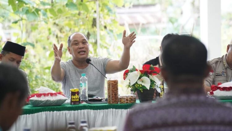 Bupati Konut, Ruksamin saat memimpin rapat persiapan MTQ Sultra di Konut