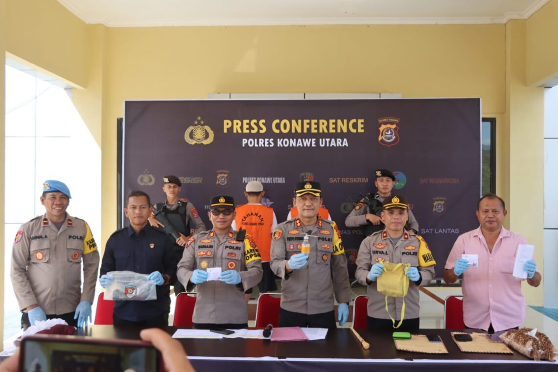 Polres Konut saat menunjukan brang bukti sabu yang diamankan dari tangan kedua tersangka