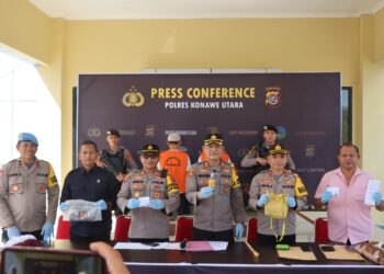 Polres Konut saat menunjukan brang bukti sabu yang diamankan dari tangan kedua tersangka