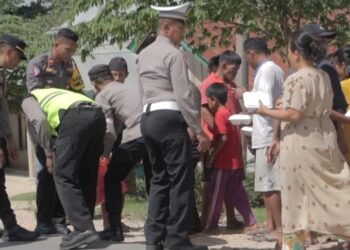 Polres Konsel saat membagikan nasi kotak kepada masyarakat