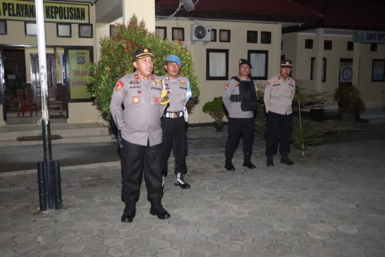 Kabag Ops Polresta Kendari, Kompol Asri Diyni, SE.,MM saat memberikan arahan