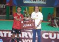 Aksan Jaya Putra saat menyerahkan hadiah kepada juara Futsal antar SMA se Sultra