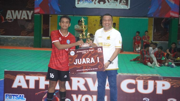 Aksan Jaya Putra saat menyerahkan hadiah kepada juara Futsal antar SMA se Sultra