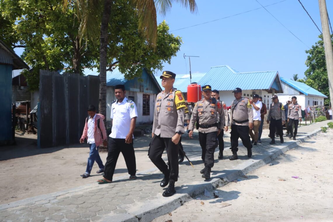 Jelang Pemilu, Polresta Kendari Cek Lokasi TPS di Pulau Saponda 10 Kapolresta Kendari saat tiba di Saponda Laut bersama para PJU Polres