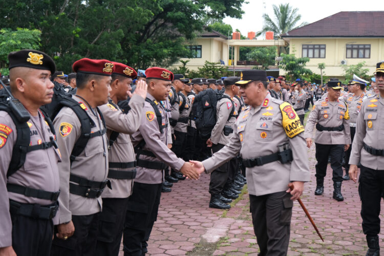 Kapolda Sultra saat mengecek personel usai memimpin apel pergeseran pasukan BKO PAM TPS