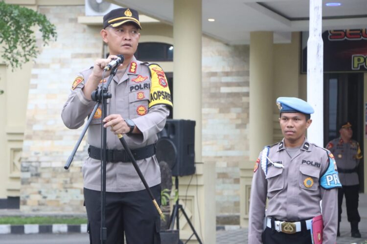 Kapolres Kendari saat memimpin apel pergesaran pasukan