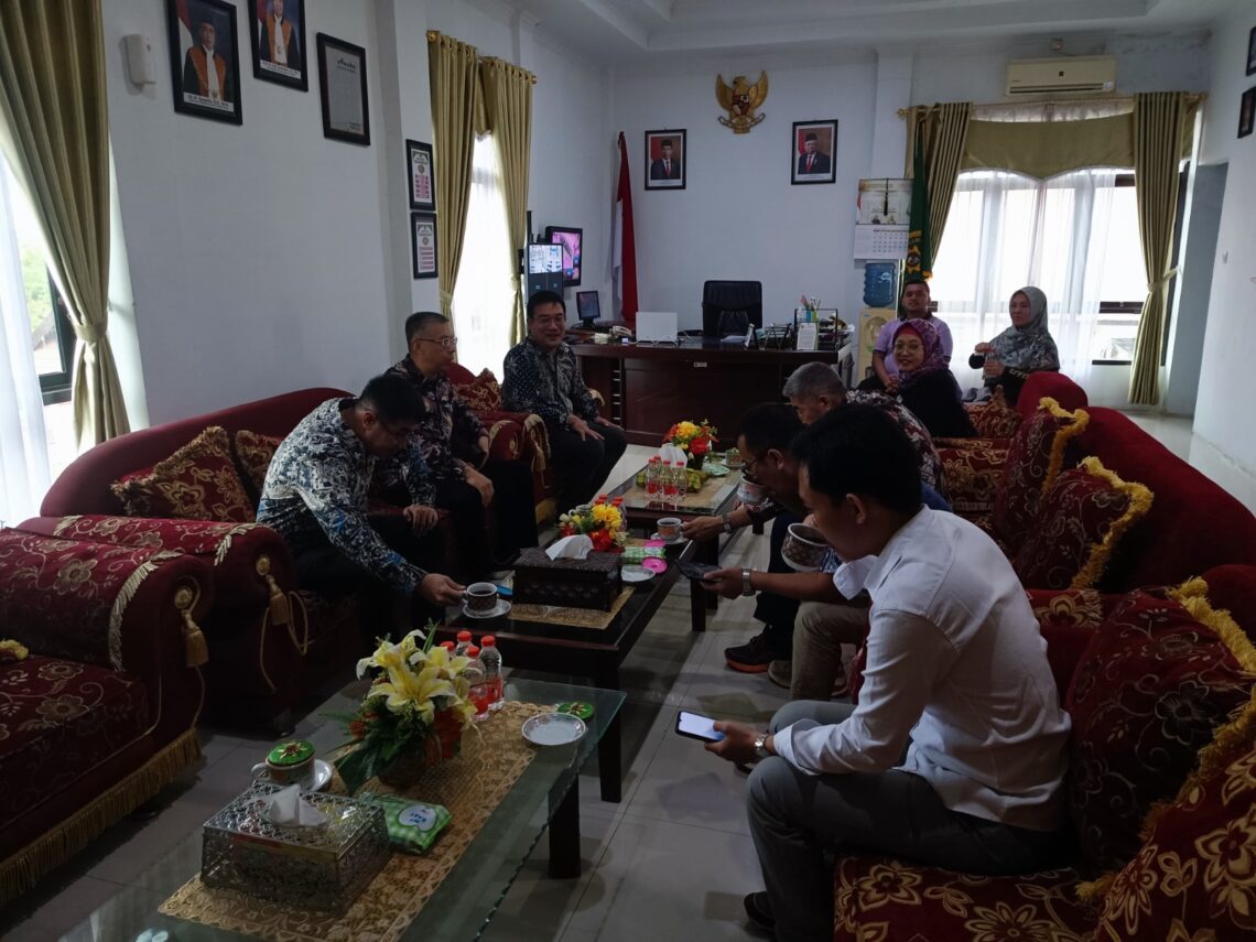 Ketua PN Unaaha Tuai Sorotan Usai Terima PT VDNI dan OSS di Ruang Kerjanya 10 Rombongan PT VDNI dan PT OSS saat diterima di ruang kerja Kepala PN Unaaha