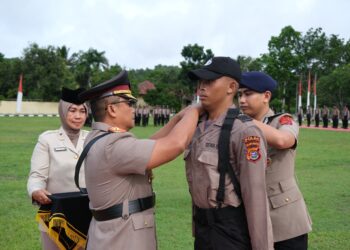 Wakapolda Sultra saat menyematkan pangkat kepada perwakilan siswa yang akan mengikuti Pendidikan Pembentukan Bintara (Diktukba)