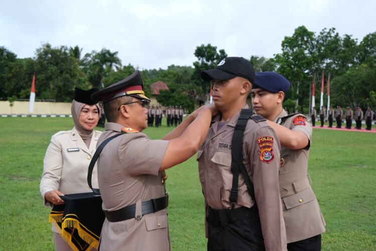 Wakapolda Sultra saat menyematkan pangkat kepada perwakilan siswa yang akan mengikuti Pendidikan Pembentukan Bintara (Diktukba)