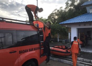 Basarnas saat akan melakukan pencarian pria hilang pencari kepiting