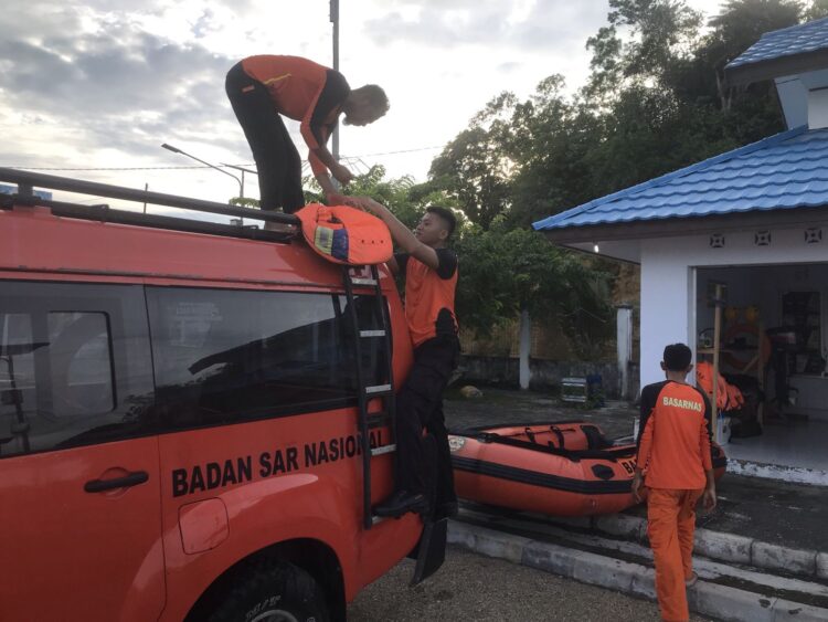 Basarnas saat akan melakukan pencarian pria hilang pencari kepiting