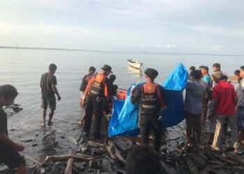 Tim SAR saat mengevakuasi pria yang hilang saat mencari kepiting dan ditemukan meninggal dunia