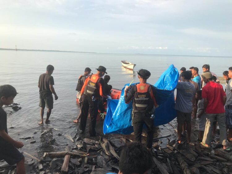 Tim SAR saat mengevakuasi pria yang hilang saat mencari kepiting dan ditemukan meninggal dunia