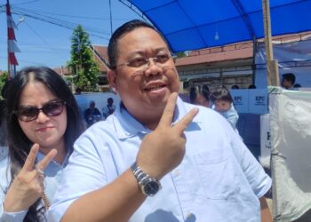 Ketua Rapim Indonesia Anton Timbang saat menyalurkan hak pilihnya bersama keluarga di TPS 20 Wua-wua