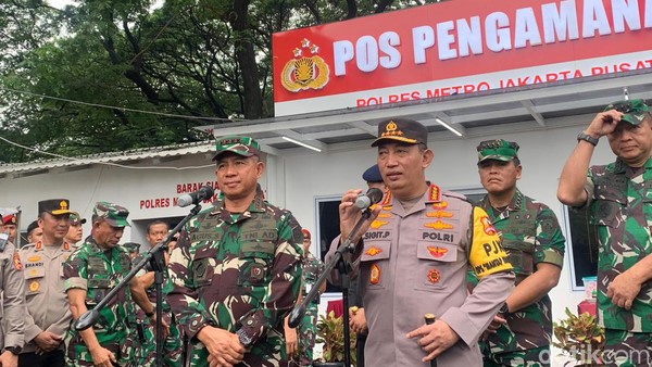 Panglima saat bersama Kapolri melakukan pengecekan TPS