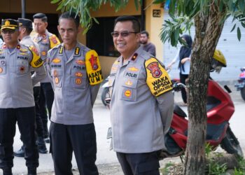 Wakapolda Sultra, Brigadir Jenderal Polisi Dwi Irianto saat meninjau pelaksanaan Pemilu di tiga Kabupaten