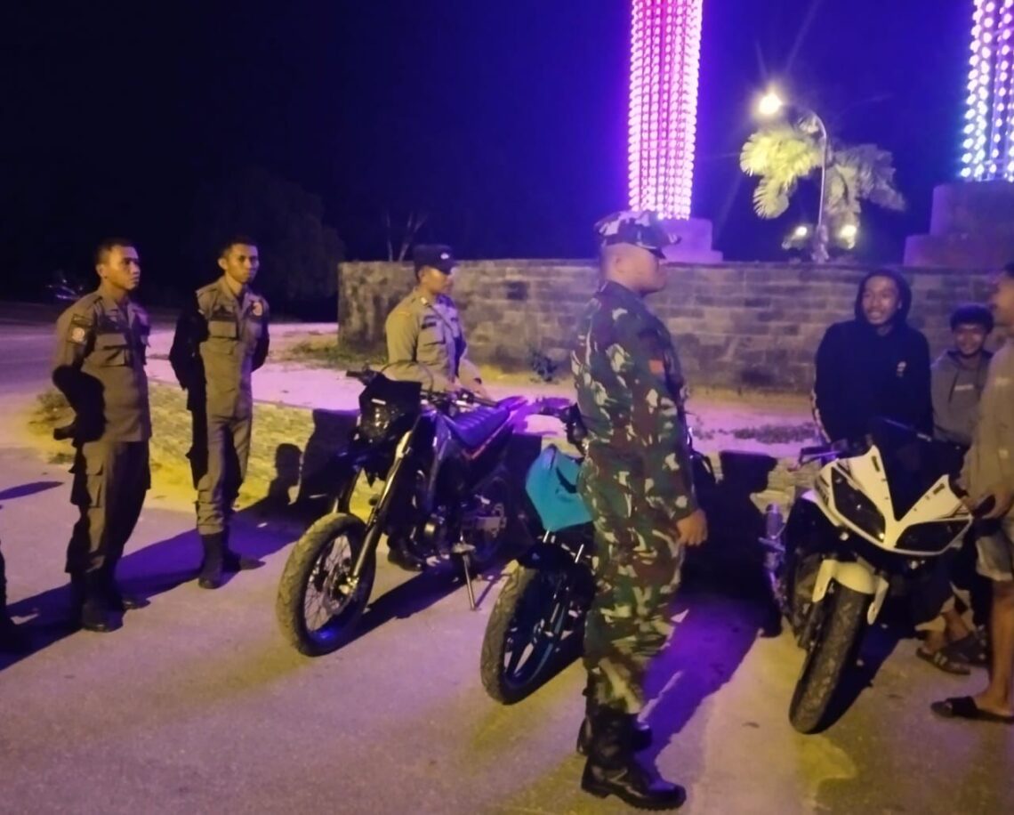 Polres Konsel saat patroli dialogis jaga Kamtibmas bersama TNI