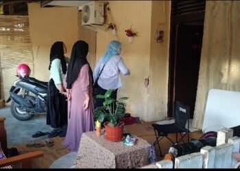 Sejumlah emak emak saat mendatangi dan ngamuk di kediaman ibu Bhayangkari sekaligus owner Ratu Arisan Amanah