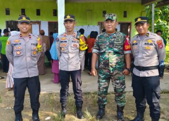 Personel Polres Konsel bersama TNI saat mengawal proses PSU dua TPS di Konsel