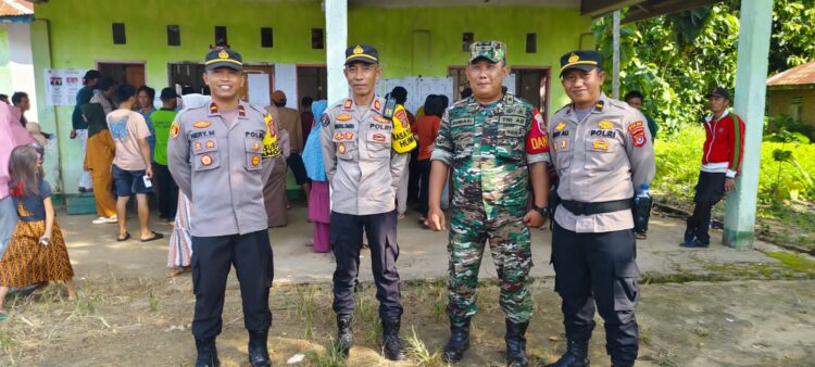 Personel Polres Konsel bersama TNI saat mengawal proses PSU dua TPS di Konsel