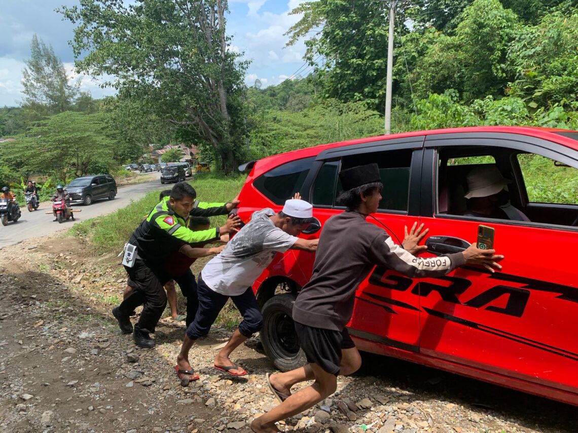 Polres Konsel Berhasil Evakuasi Kontainer Yang Sebabkan Macet di Anduna 10 Personel Lantas dibantu masyarakat saat mendorong salah satu kendaraan melewati jalan alternatif, Foto : Humas Polres Konsel