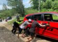 Personel Lantas dibantu masyarakat saat mendorong salah satu kendaraan melewati jalan alternatif, Foto : Humas Polres Konsel