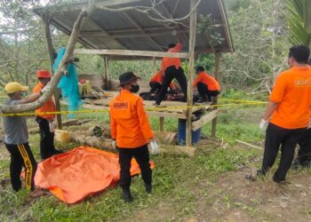 Tim Rescue KPP Kendari, saat mengevakuasi Supriadi yang ditemukan meninggal dunia