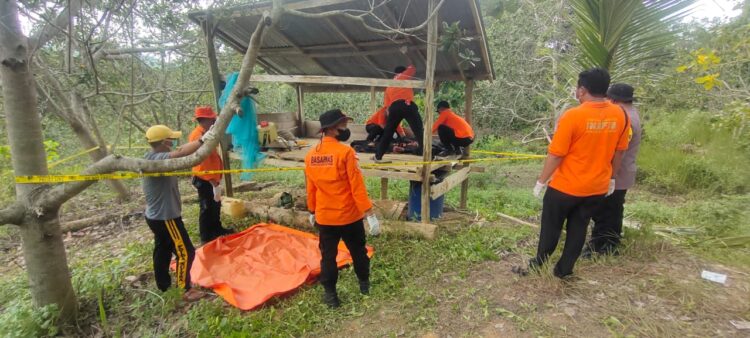 Tim Rescue KPP Kendari, saat mengevakuasi Supriadi yang ditemukan meninggal dunia