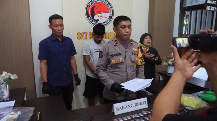 Polresta Kendari saat menggelar konfrensi pers pengungkapan narkoba, disampaikan oleh Kasi Humas, IPDA Hariddin, SH